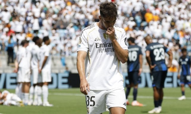 Raúl Asencio con el Real Madrid.