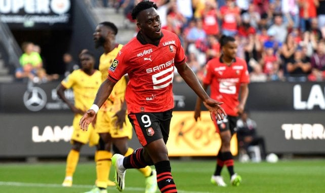 Arnaud Kalimuendo con el Rennes