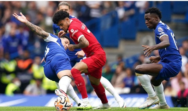 Luis Díaz, rodeado por varios jugadores del Chelsea