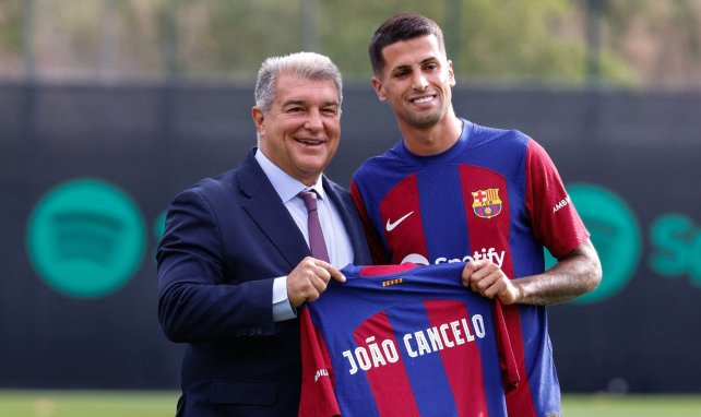 Joao Cancelo posa con Joan Laporta