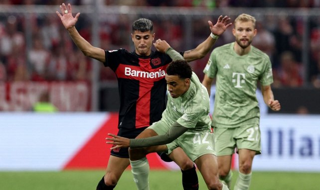 Musiala disputa una pelota para el Bayern Múnich
