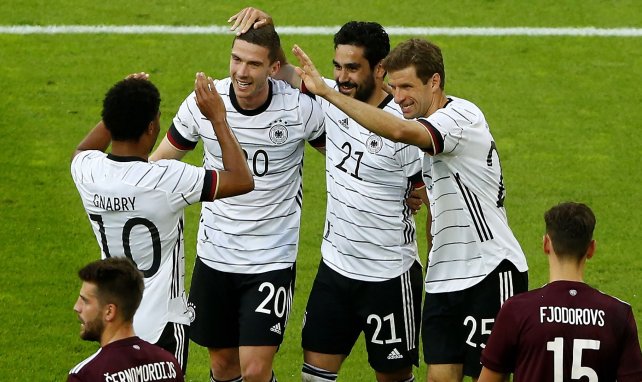 Los jugadores de Alemania festejan una diana