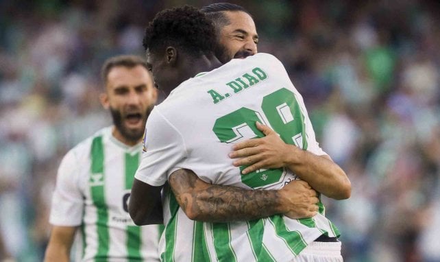 Assane Diao e Isco celebran un gol