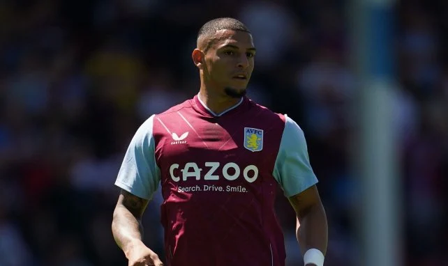 Diego Carlos con el Aston Villa