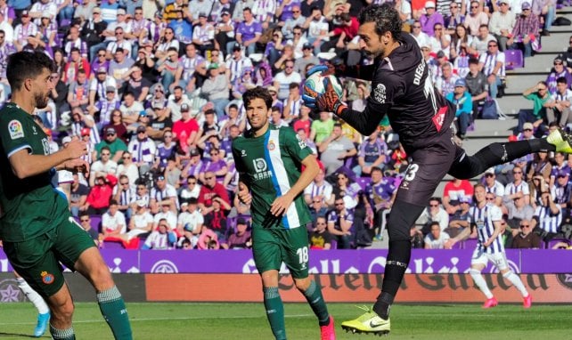 Diego López atrapando un balón