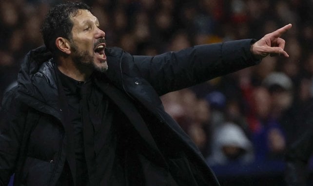 Diego Simeone da indicaciones desde la banda