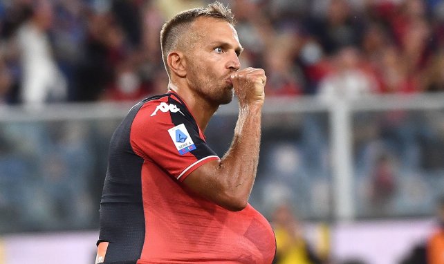 Domenico Criscito celebrando un tanto con el Génova