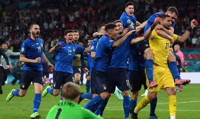 Los jugadores de Italia festejan una victoria con Gianluigi Donnarumma