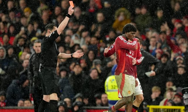 Patrick Dorgu con el Manchester United
