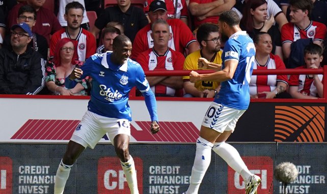 Abdoulaye Doucouré celebra un gol con el Everton