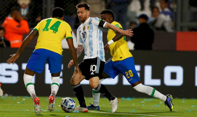 Lionel Messi conduce el cuero en el duelo entre Argentina y Brasil