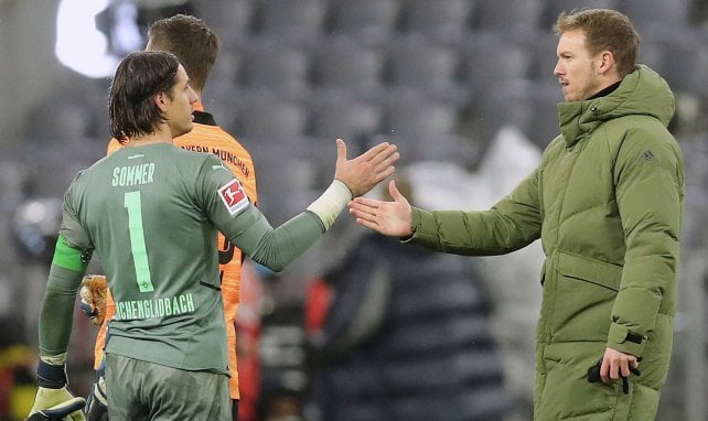 Julian Nagelsmann choca su mano con Yann Sommer