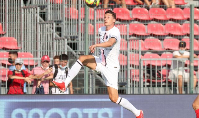Julian Draxler trata de controlar el balón en un choque con el PSG