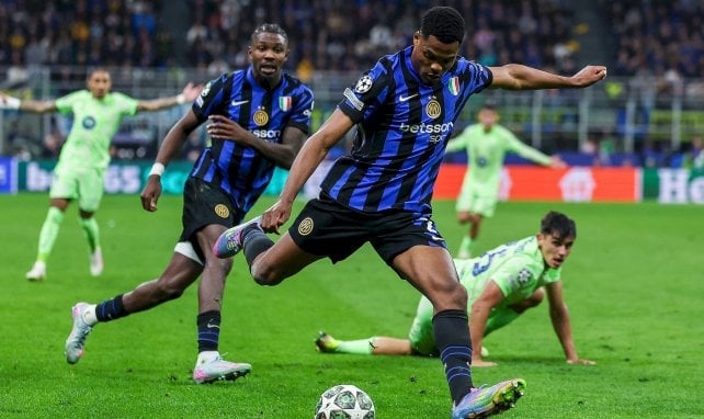 Denzel Dumfries golpea el balón