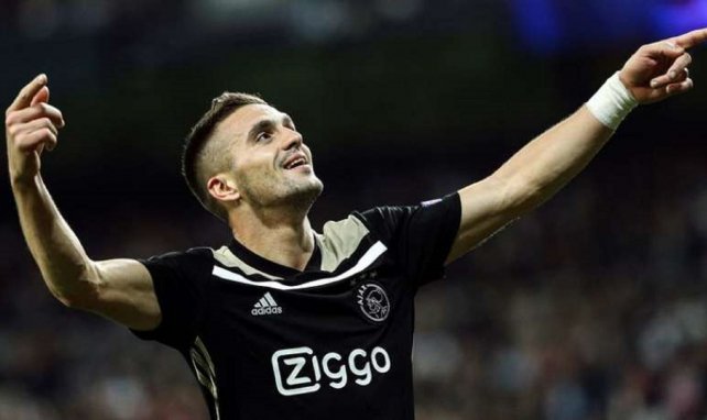 Dusan Tadic celebra un gol con el Ajax