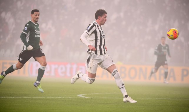 Dušan Vlahović, durante un choque con la Juventus