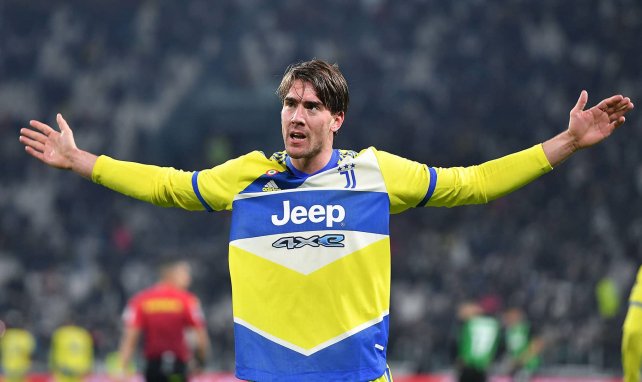 Dusan Vlahovic, en acción con los colores de la Juventus de Turín