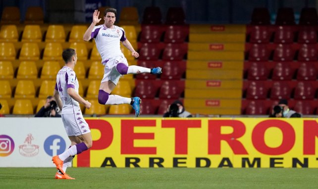 Dusan Vlahovic festeja una de sus dianas con la Fiorentina