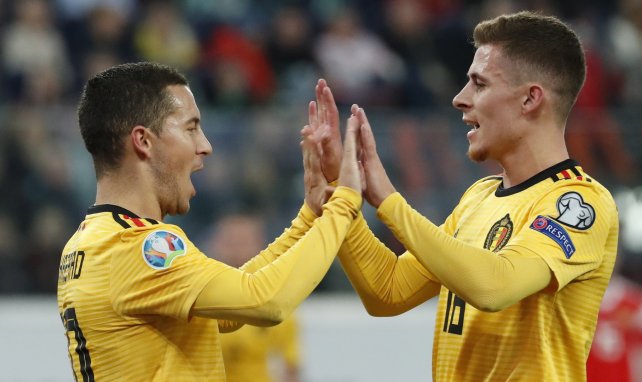 Thorgan y Eden Hazard celebrando un tanto con Bélgica