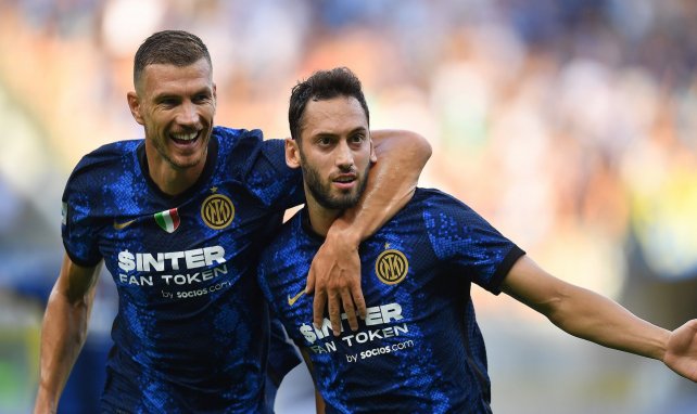 Edin Dzeko y Hakan Çalhanoglu celebran un gol con el Inter