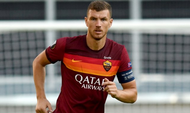 Edin Dzeko defiende los colores de la AS Roma