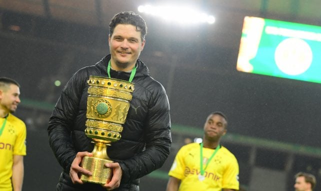 Edin Terzic con el trofeo de campeón de Copa