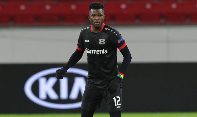Edmond Tapsoba defiende los colores del Bayer Leverkusen