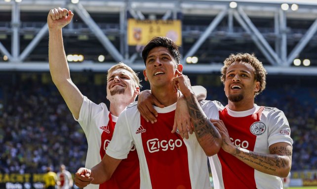 Edson Álvarez celebra un gol con el Ajax