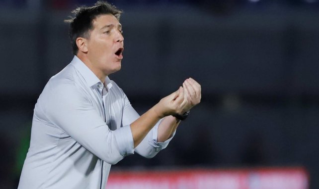 Eduardo Berizzo da instrucciones desde la banda