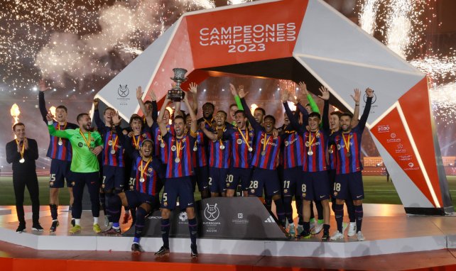 Sergio Busquets levanta el trofeo de la Supercopa de España