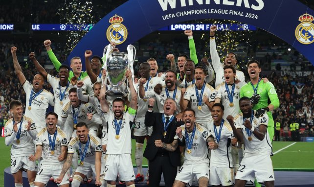 Los jugadores del Real Madrid levantando la Champions League