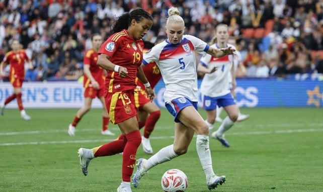 Alex Greenwood defiende una pelota.