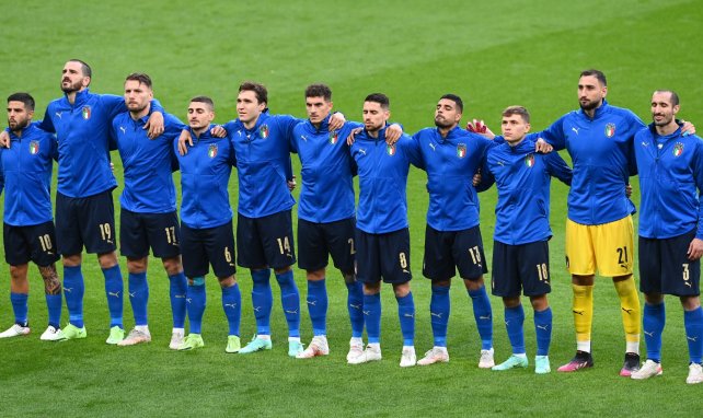 Los jugadores de Italia cantando el himno nacional