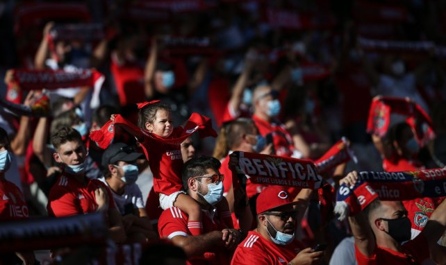 Aficionados del Benfica celebran un gol