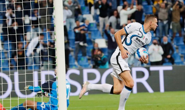 Edin Dzeko recoge el cuero tras ver portería ante el Nápoles