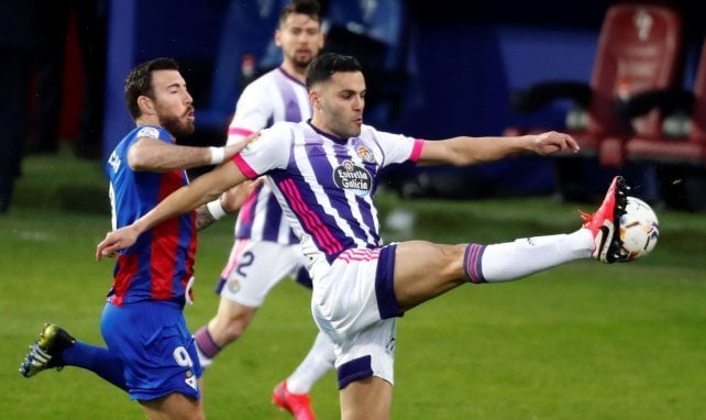 Bruno González despeja ante la presión de Sergi Enrich