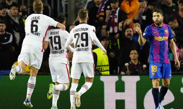 Jordi Alba se lamenta tras el gol del Eintracht Frankfurt
