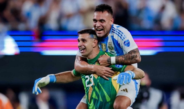 Lautaro y Dibu Martínez con Argentina