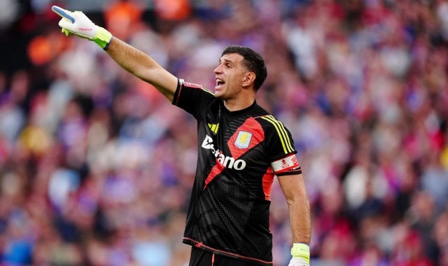 Dibu Martínez con el Aston Villa