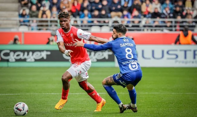 Emmanuel Agbadou con los colores del Stade de Reims