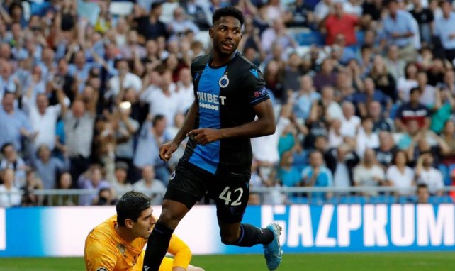 Arsenal y Newcastle se disputan a Emmanuel Dennis