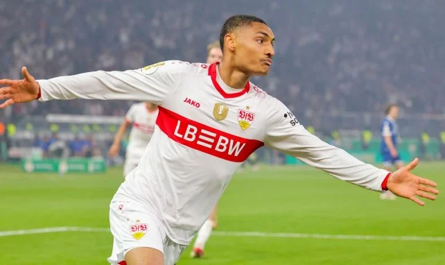 Enzo Millot celebra con el Stuttgart.