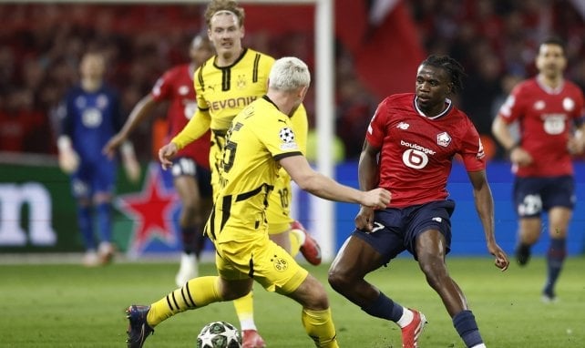 Ryerson pelea una pelota en el duelo entre Borussia Dortmund y Lille