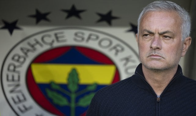 José Mourinho con el escudo del Fenerbahçe.