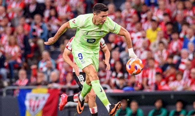 Robert Lewandowski hace una vaselina.