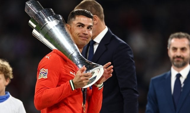 Cristiano Ronaldo con el trofeo de la Nations League