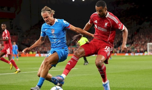 Marcos Llorente ante Ryan Gravenberch.