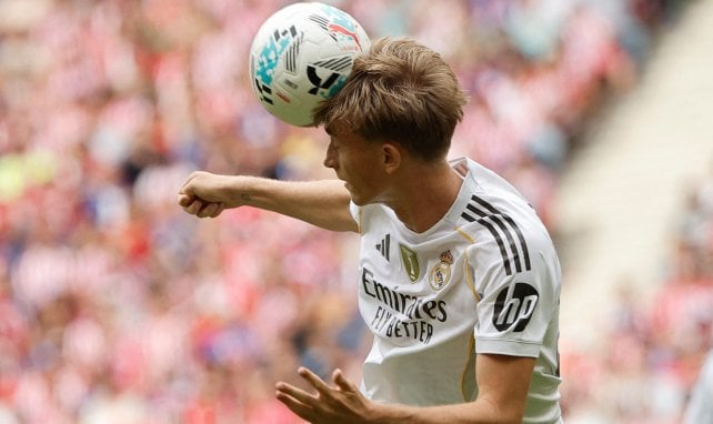 Dean Donny Huijsen cabece al balón
