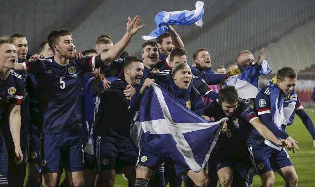 Escocia celebrando su clasificación en Serbia