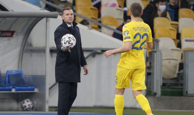 Andriy Shevchenko dando el balón a Mykola Matvienko, en la selección de Ucrania